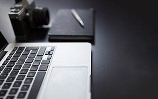 PS5 Hyperpop 系列外壳与 DualSense 手柄为你的主机增添炫目霓虹色彩